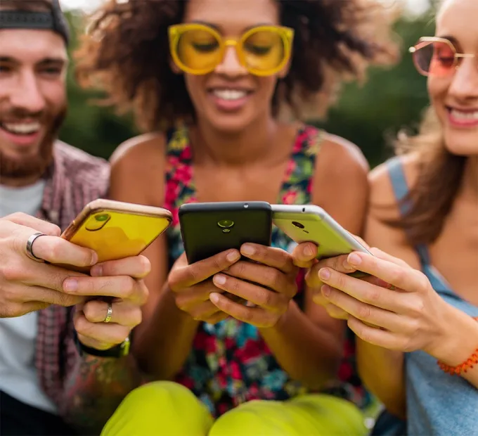 Personen mit Smartphones